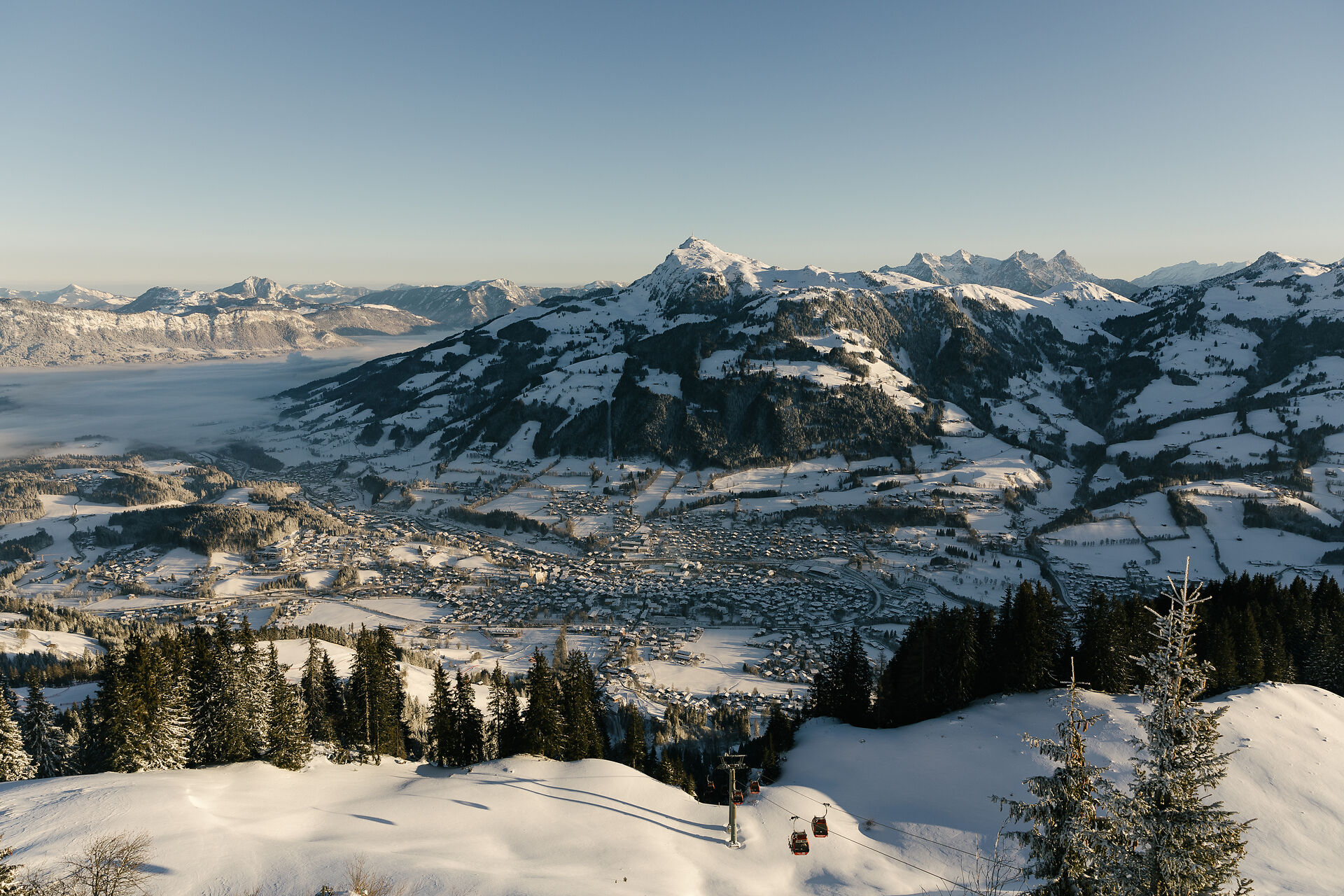 Landschaft Panorama Infrastruktur Hahnenkamm Winter Gondel Stadt (c) Kitzbuehel Tourismus (2)(1)